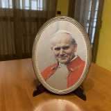 ...e i quadretti ritraenti il Papa...